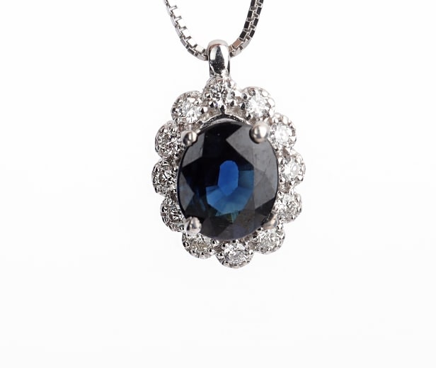 Sapphire and diamond rosette pendant and Venetian chain in 18 kt. white gold