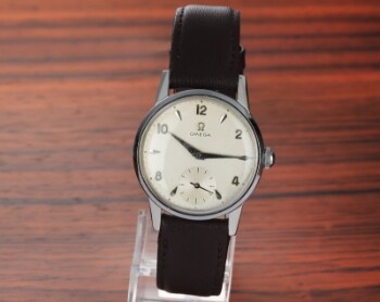 Omega. Vintage herreur i stål med sølvfarvet skive, ca. 1954