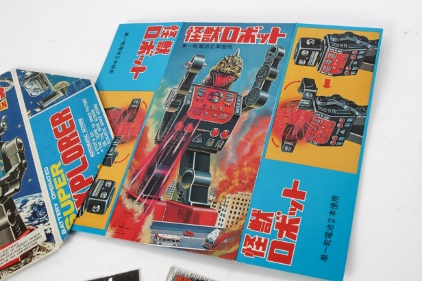 Ha Ha Toy. Robot Piston Action. Batteridrevet Robot samt Lantern Robot og 4 stk. Japanske Robot Låg / topemballage og 3 Danske Filmprogrammer (9)