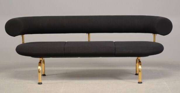 Johannes Foersom & Peter Hjort Lorenzen. Pipeline sofa sort med guld forkromning