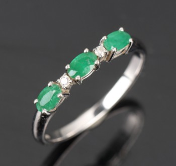 Smaragd- og diamantring af  14 kt. hvidguld