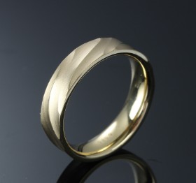 Herrering. Satineret massiv ring i 14 kt guld,9,6 gram