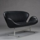 Arne Jacobsen. Svanesofa model 3321 i sort læder