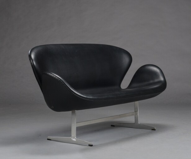 Arne Jacobsen. Svanesofa model 3321 i sort læder