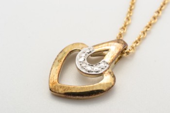 Hjerte vedhæng af 8 kt. guld med cubic zirkonia, dertil en kæde af forgyldt sterling sølv
