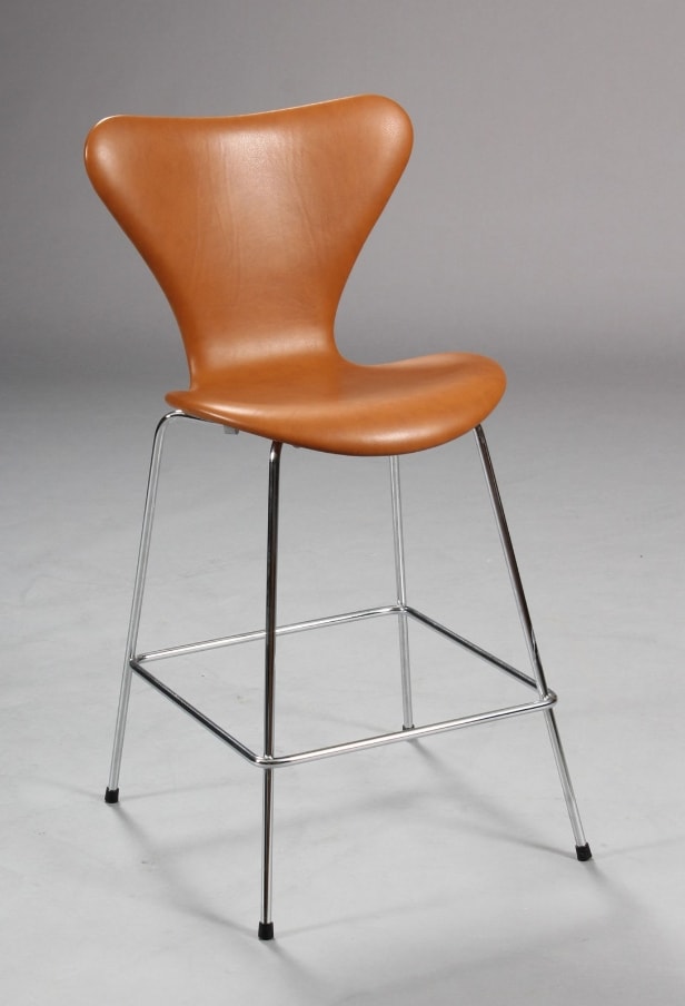 Arne Jacobsen. 7'er barstol, model 3187, nybetrukket