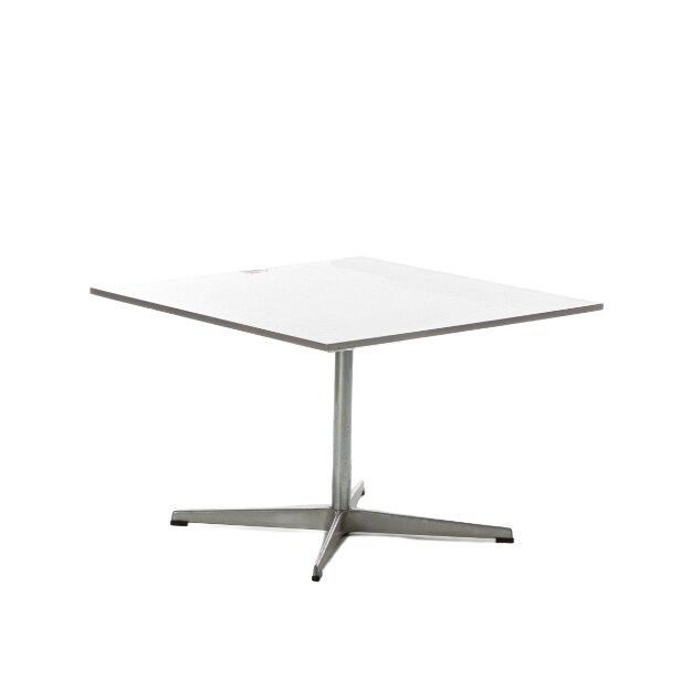 Arne Jacobsen. Kvadratisk sofabord med plade af hvid laminat