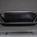 Arne Jacobsen. Svanesofa model 3321 i sort læder