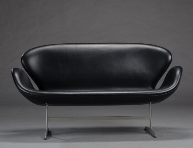 Arne Jacobsen. Svanesofa model 3321 i sort læder