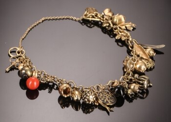 Ole Lynggaard. My Little World Armband aus Gelbgold mit Charms