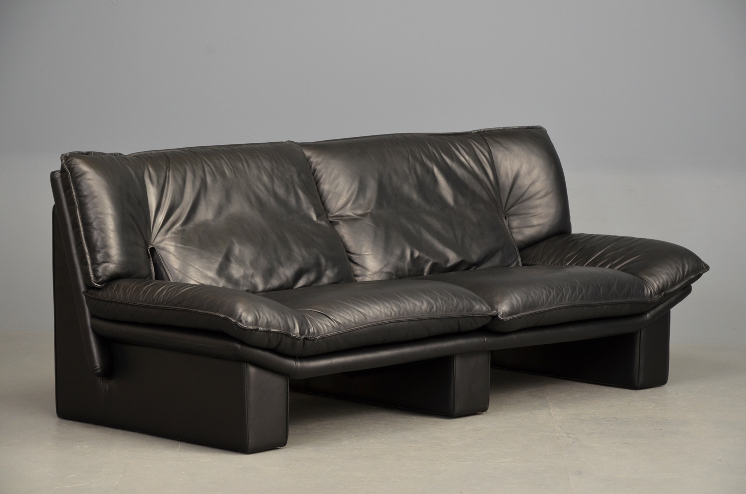 nicoletti lipari grey leather sofa