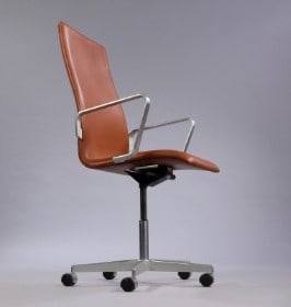 Arne Jacobsen. Oxford kontorstol, mellemhøj ryg, cognac anilinlæder