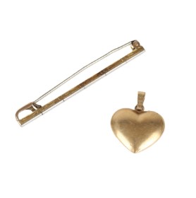 A heart pendant and a brooch of 14k gold and platinum. (2)