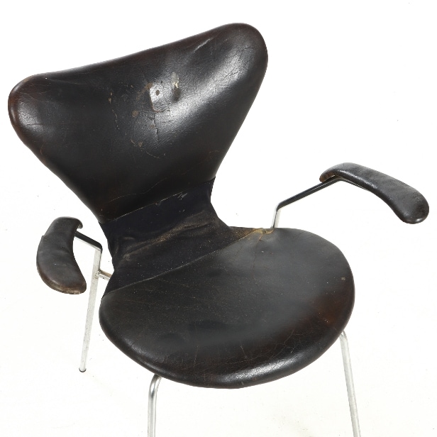 Arne Jacobsen. Seven armchair with armrests, model 3207