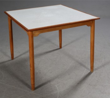 Dansk møbelproducent. Kvadratisk spisebord / køkkenbord, eg