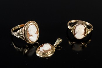 Vintage smykker. To ringe og et vedhæng i guld med camé (3)