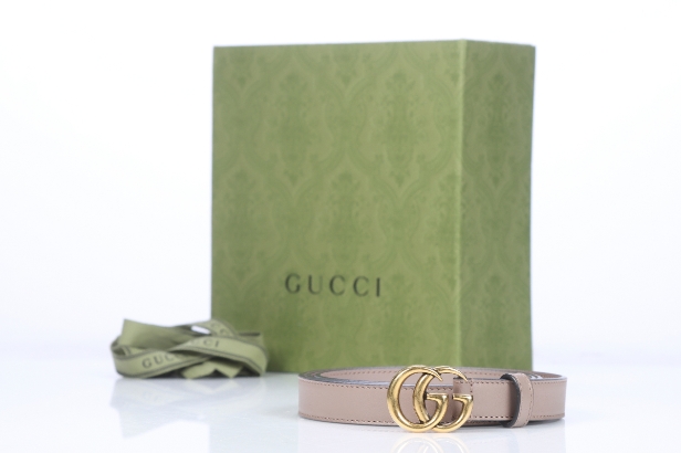 Gucci: 'GG Marmont' smalt bælte af taupe læder. Længde 95 cm.