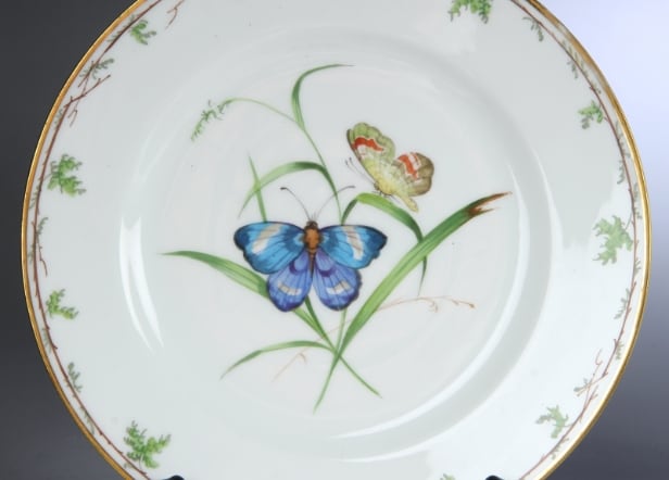 Royal Copenhagen. 'Butterfly' plates and bowl on foot, 19th century (7)