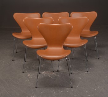 Arne Jacobsen. Seks Syveren stole med cognac læder, model 3107, nybetrukkede (6)