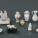 Diverse mindre figurer af bisquit, alabast og ben. (17)