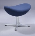 Arne Jacobsen. Ægget. Lænestol samt skammel, model 3316 og 3127 (2) Denne vare er sat til omsalg under nyt varenummer 5584754