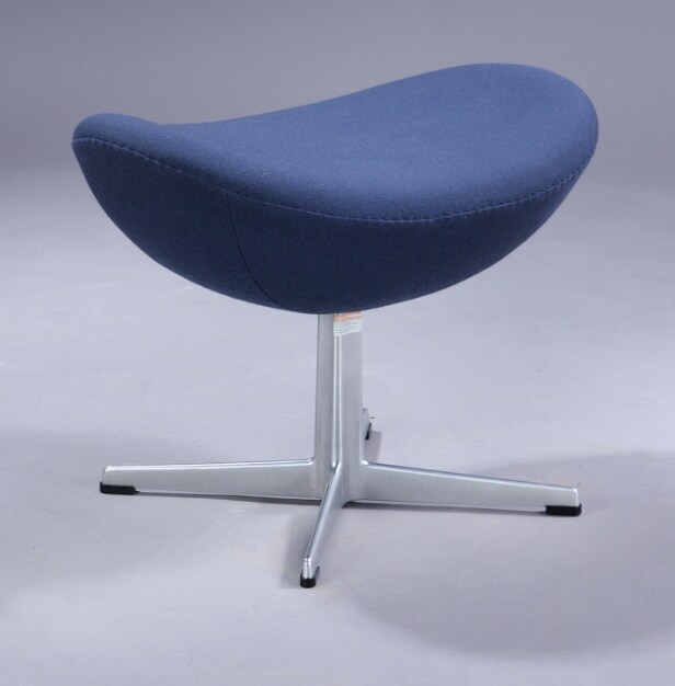 Arne Jacobsen. Ægget. Lænestol samt skammel, model 3316 og 3127 (2) Denne vare er sat til omsalg under nyt varenummer 5584754