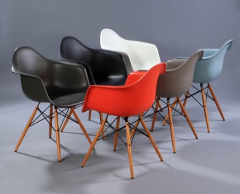 Charles Eames. Et sæt på seks armstole, model DAW, flerfarvet polypropylen. (6)