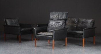 Hans Olsen. Sofagruppe. Tre-pers. sofa samt to lænestole, sort læder (3)