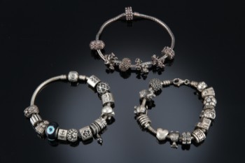 Pandora m.fl. Tre armlænker med 34 charms og klemmeled, alt i sterlingsølv (37)