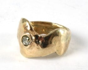 Bred ring udført i 14 kt. guld med diamant 0,32 ct.