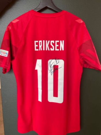 Christian Eriksen. Signeret landskamptrøje nr.10. fra kampen mod Frankrig søndag d. 25. september 2022 - til fordel for Thin Blue Line Denmark