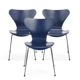 K-3020- 005 - Arne Jacobsen. Fem 'Syver' stole, model 3107, med laserede skaller (3)