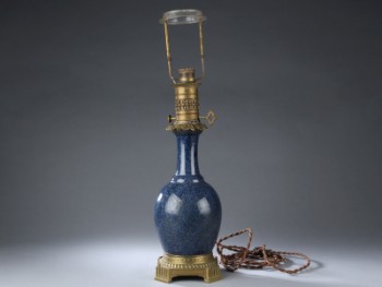 Bordlampe af kinesisk porcelæn og forgyldt montering, 1900-tallet