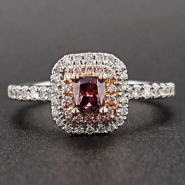 Diamond ring with red violet diamond of 14 kt. white gold, total approx. 0.58 ct.