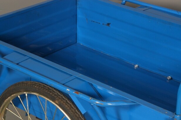 Budcykel med lad.