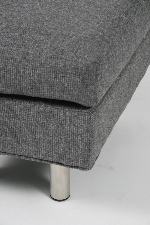 SOFA: Puff/skammel i grå med runde ben, model MIE, udstillingsmodel