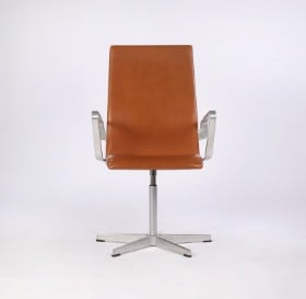 Arne Jacobsen. Oxford armstol i cognac walnut elegance anilin læder