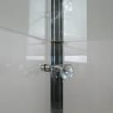 Moderne vitrineskab af metal og glas