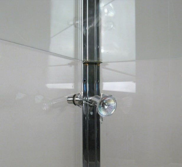 Moderne vitrineskab af metal og glas