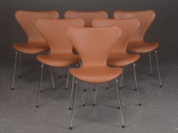 Arne Jacobsen. Seks syverstole model 3107, cognacfarvet læder (6)