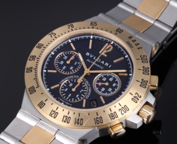 Bvlgari Diagono. Mens chronograph in 18 kt. gold with black dial, 2000s