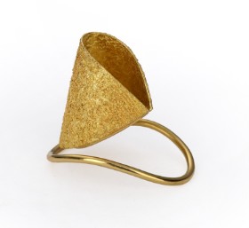 Smykkekunstner Per Suntum. Skulpturel ring af 18 kt. guld