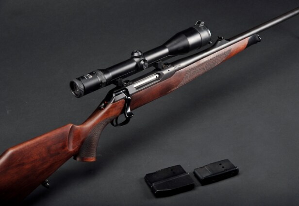 Jagtriffel Sauer 202 Classic kal. 9,3x62 med Zeiss Diavari 2,5x10-48 m/skinne og sigte 4 samt ekstra 5 skuds magasin.