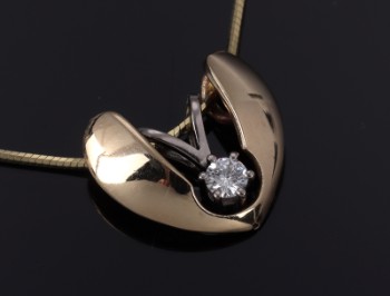 Toftegaard. Brillant- og hjertevedhæng med kæde i 14 kt. guld, diamant 0.14 ct., River/VVS 0.14 ct. (3)