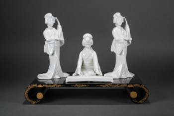 Tre japanske Konkubiner af blanc de chine porcelæn på base af sortlakeret træ