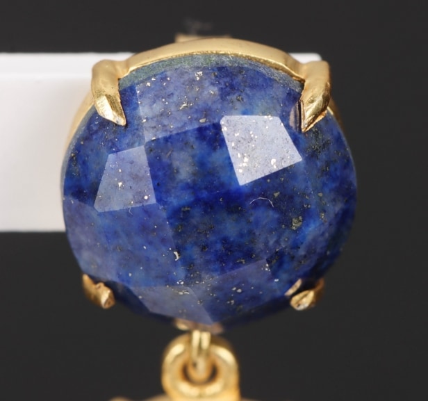 A pair of gold-plated sterling silver earrings with lapis lazuli and white agate (2)