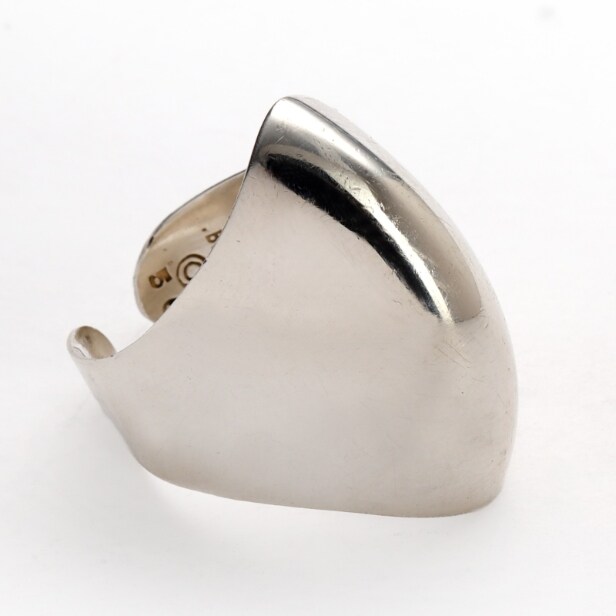 Bent Knudsen, Kolding. Contemporary ring and pendant with chain in sterling silver (3)