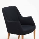 Dansk design: Lænestol med stel af eg. Overbetrukket med sort uld.