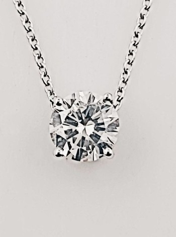 Solitaire diamantvedhæng med halskæde af af 14 kt. hvidguld, ca. 0.92 ct. (2)