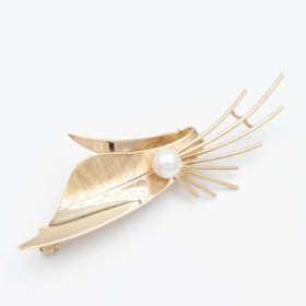 Brooch of 14 kt gold with a cultured pearl.